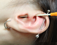 インダストリアルピアスを挿入