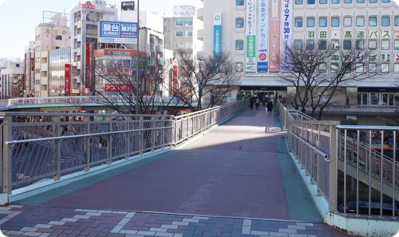 歩道橋をODAKYU湘南GATEに向かって直進します。