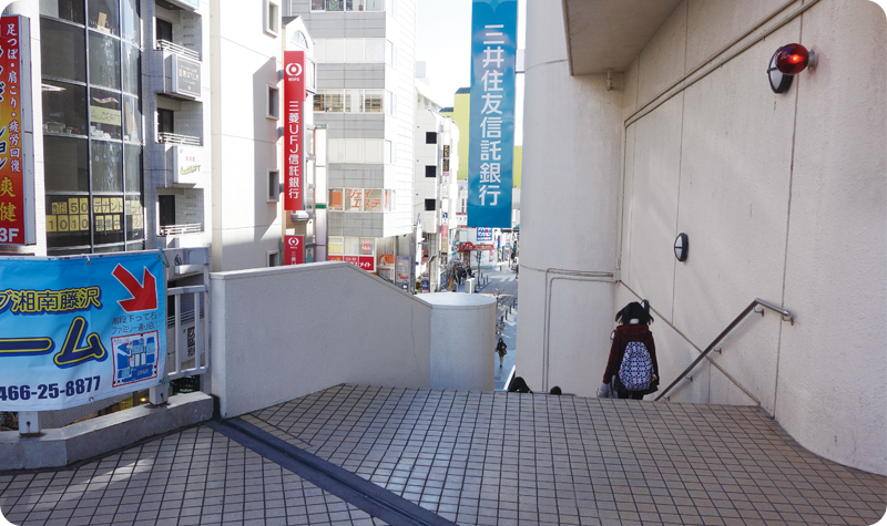 ODAKYU湘南GATE左側の階段を降ります。（三井住友信託銀行の左脇です）